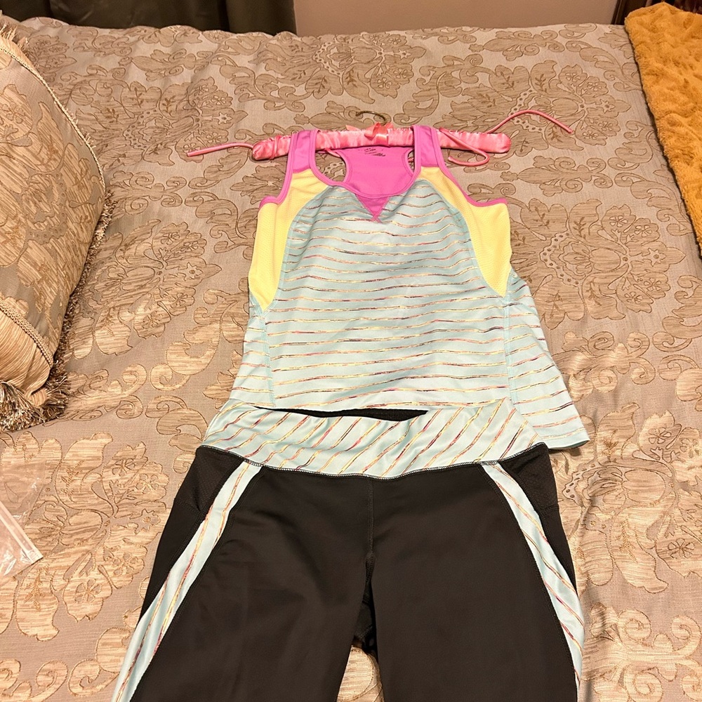 Awesome looking set for any sport. Size-M.